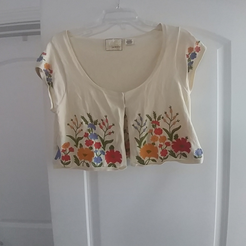 Cute cropped hole to sweater